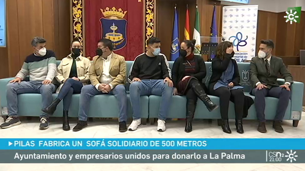 La localidad sevillana de Pilas fabrica un sofá solidario de 500 metros  para La Palma