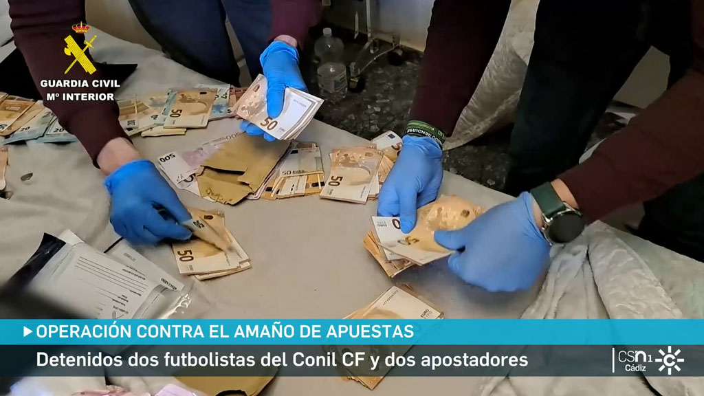 La Guardia Civil detiene a dos futbolistas tras ganar un millón de euros  por el amaño de partidos